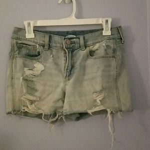Mid-rise boyfriend jean short